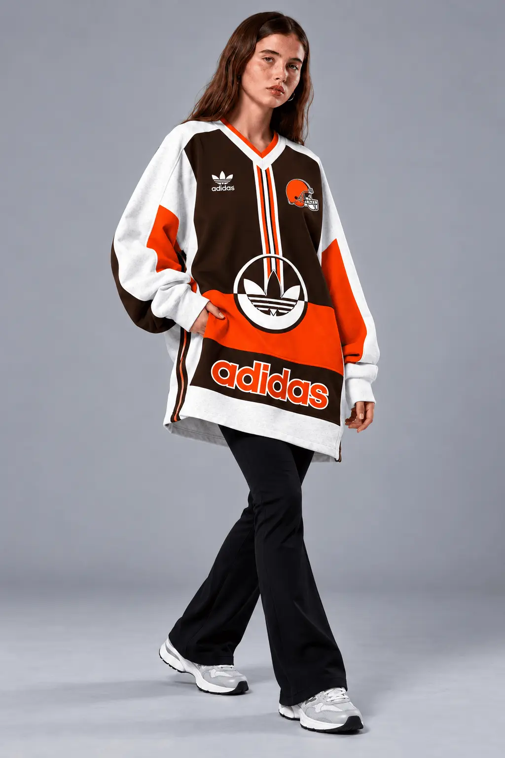 Cleveland Browns | Premium NFL Vintage Varsity Oversized V-Neck Sweatshirt TD - Image 2